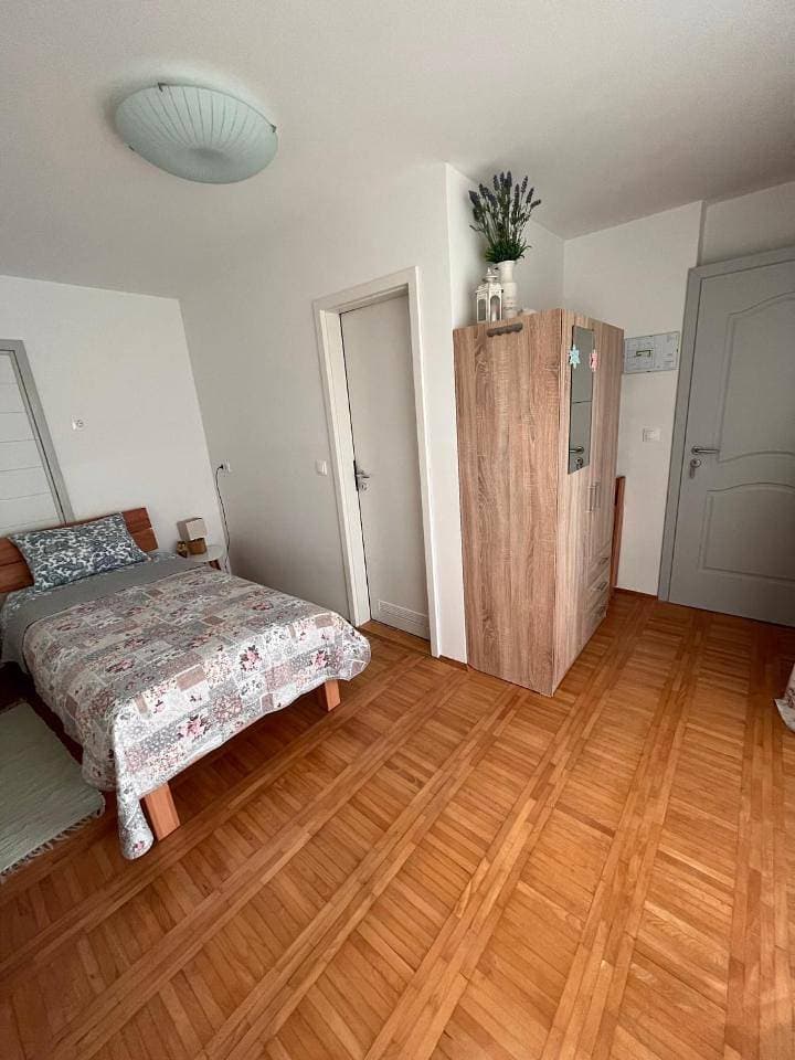 Foto 10 von 16: Twin Room with Private Bathroom
