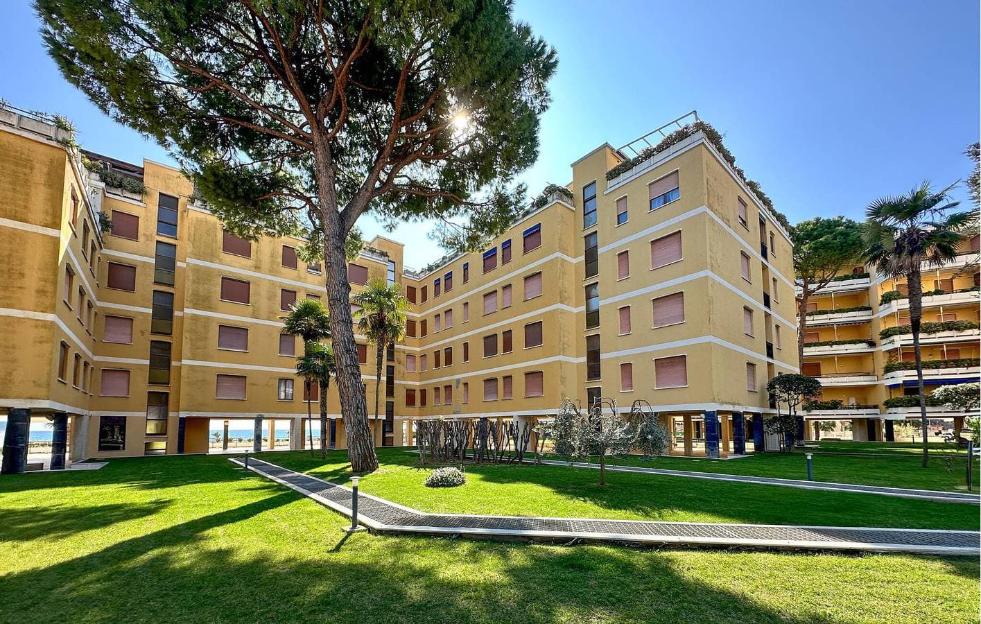 Gemütliche 2-Zimmer-Wohnung mit Meerblick, Pool, Terrasse und Garage in Poggi 1