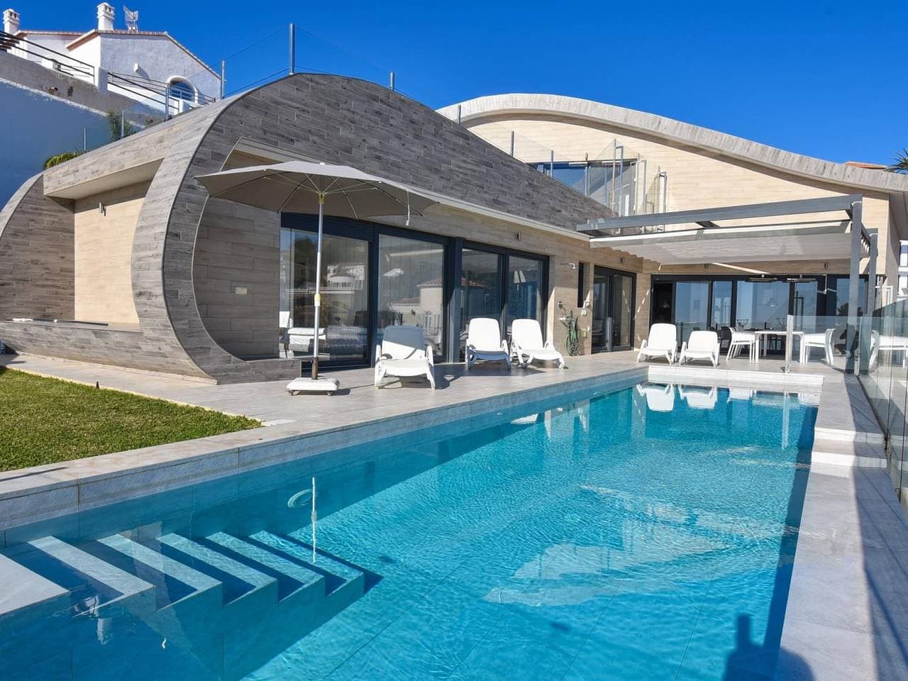 Foto 2 von 26: Moderne Luxusvilla, Meerblick und beheiztem Pool