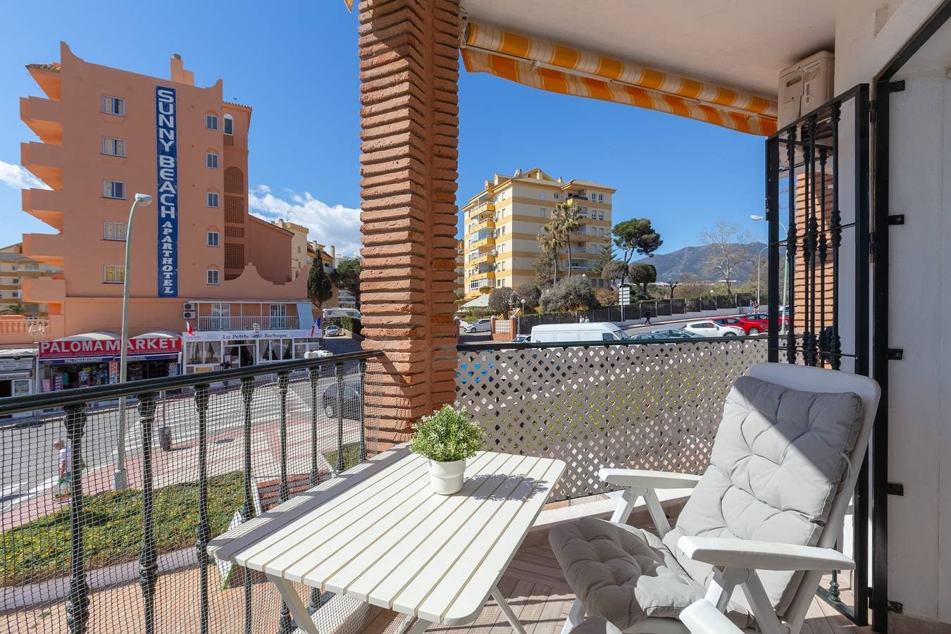 Foto 12 von 32: Ferienwohnung 'Lovely Seaview' mit Pool, Wi-Fi & Terrasse