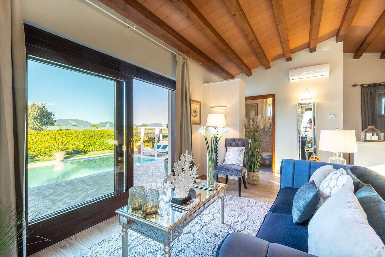 Foto 3 von 43: The Luxury Beach Villa