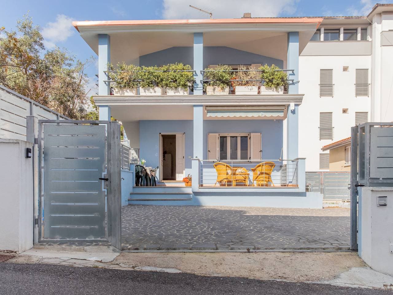 Einfaches, komfortables Zweifamilienhaus Blue Levante 1
