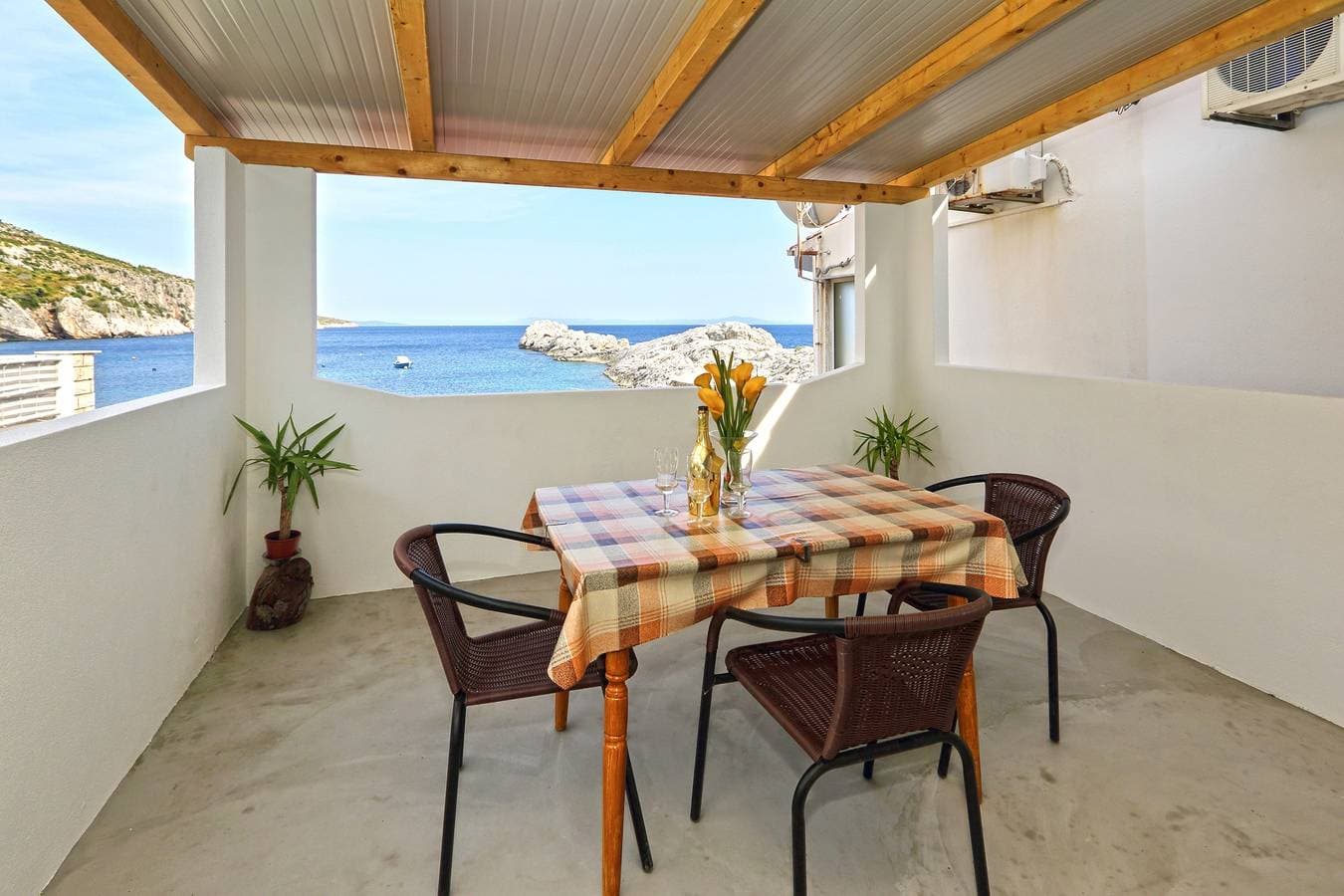 2-Zimmer-Ferienwohnung am Strand Bucht Zarace, Hvar -a 1