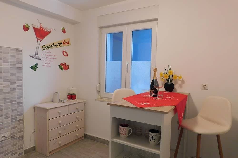 Foto 6 von 24: App for 2 with heated pool, nice garden and bbq