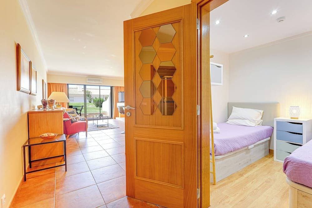 Foto 7 von 30: 2 bedroom apartment with swimming pool 2m from Sra. da Rocha beach.