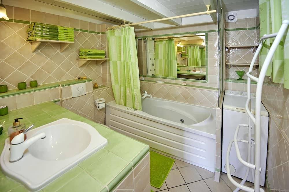 Foto 6 von 30: Kleines Paradies in der Nähe von Arles in der Provence, große Terrasse und Pool