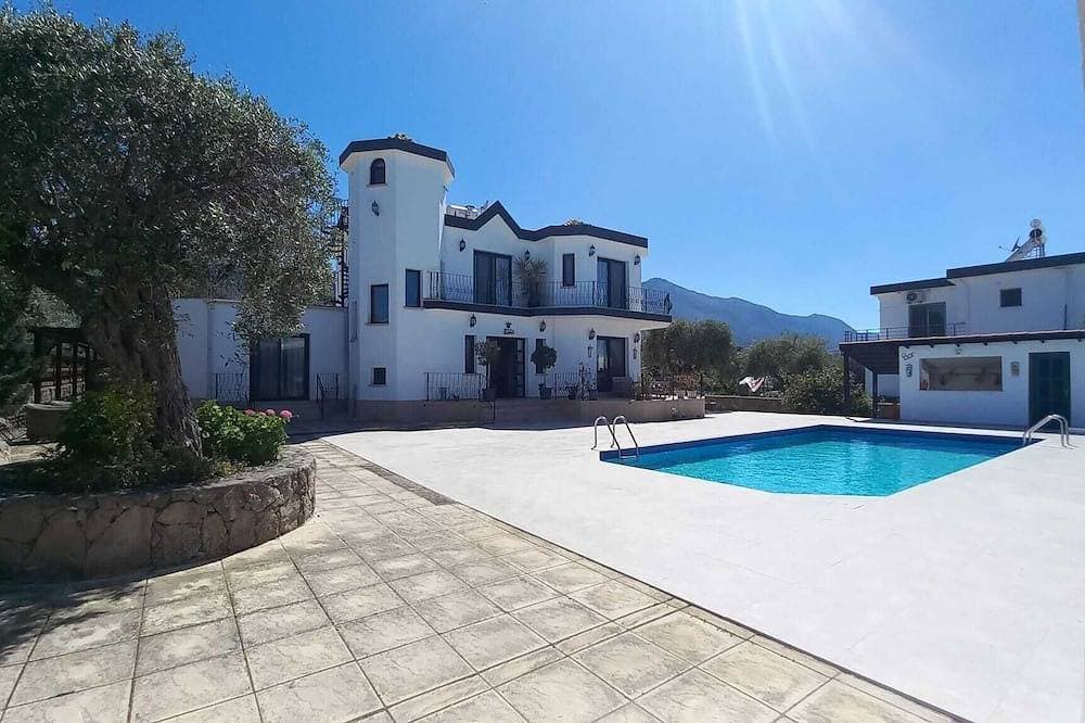 Geräumige Villa mit 4 Schlafzimmern, privatem Pool und großem Garten, Bellapais. 1