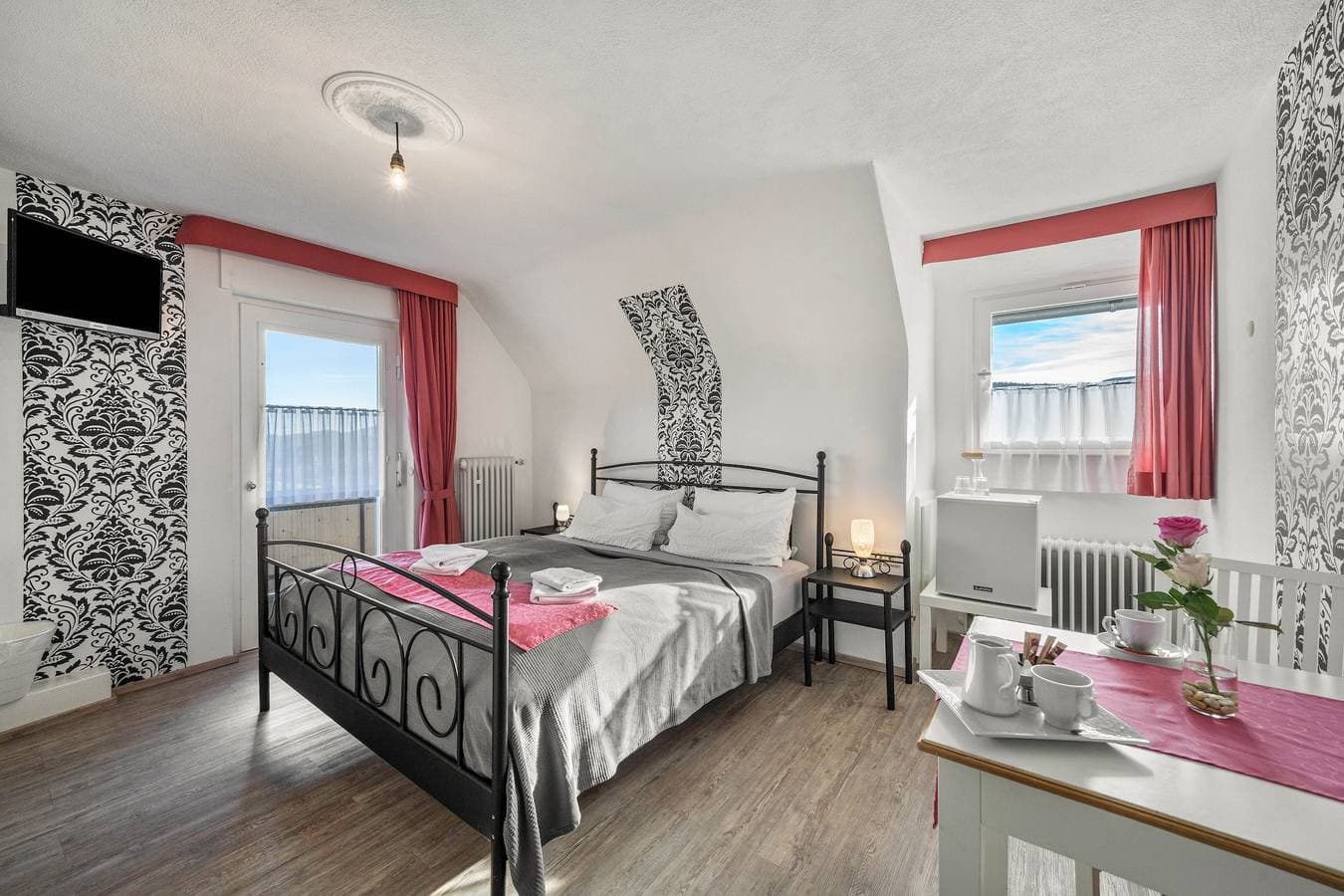 Foto 2 von 34: Zimmer 'Nr 2 mit privatem Balkon', gemeinsamem Garten und WLAN