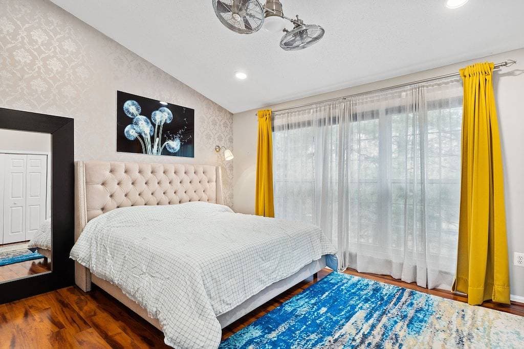 Luxurious home with golf course view, deck, grill, Peloton! King size bed. 1