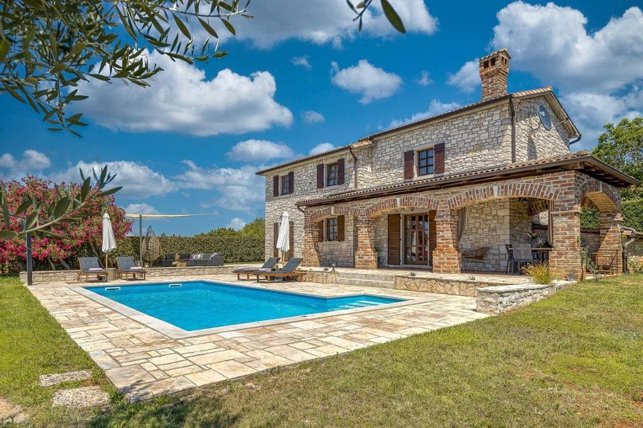 Foto 2 von 49: Villa with Private Pool