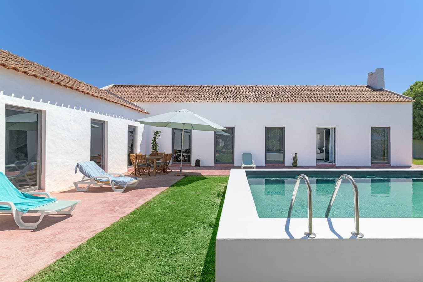 Foto 2 von 31: Villa 'Espaço Fataca - Sw Alentejano' mit privatem Pool, privater Terrasse und WLAN
