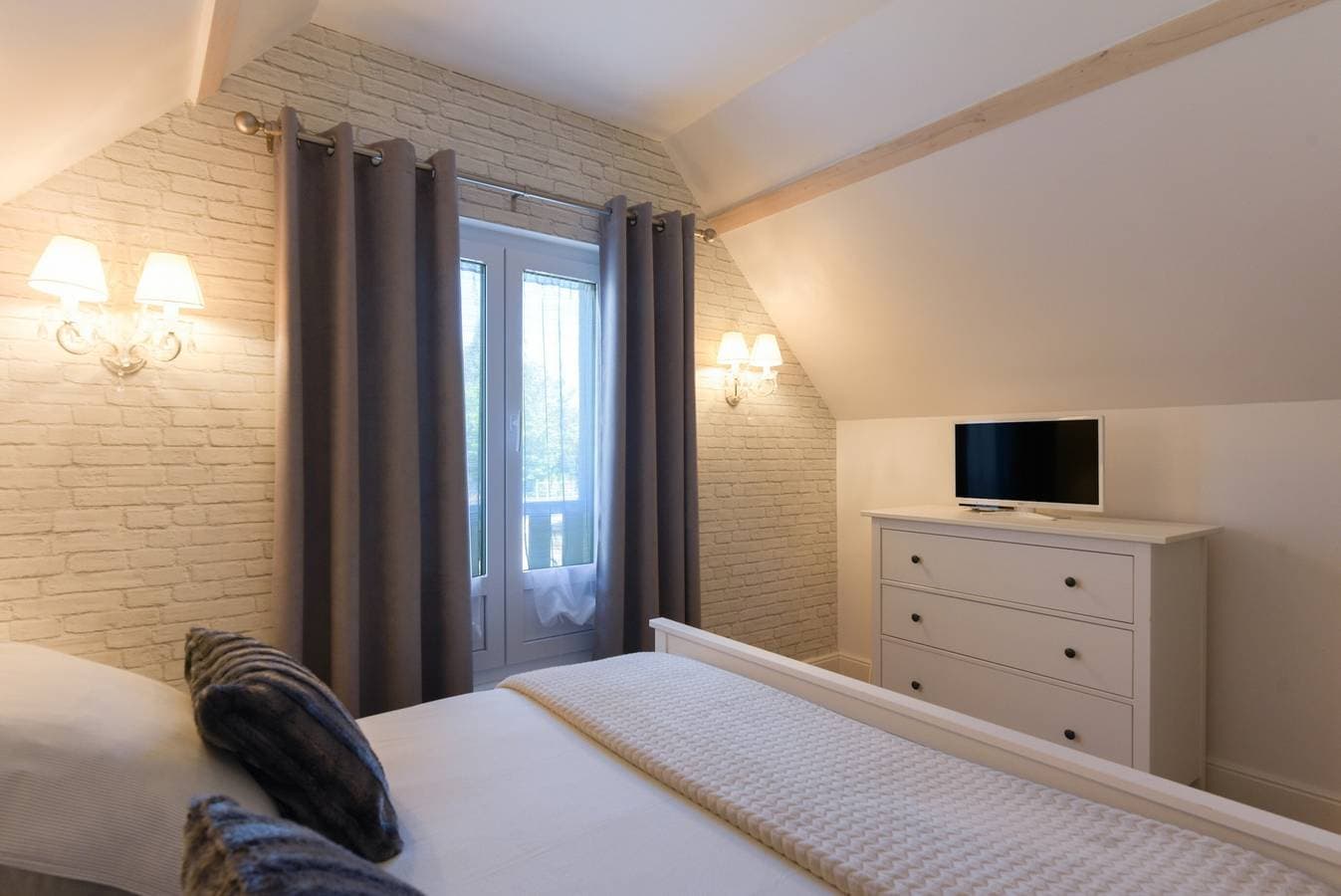 Foto 9 von 20: Landhaus 'Gîte De La Douloustre' mit Bergblick, privater Terrasse und Klimaanlage