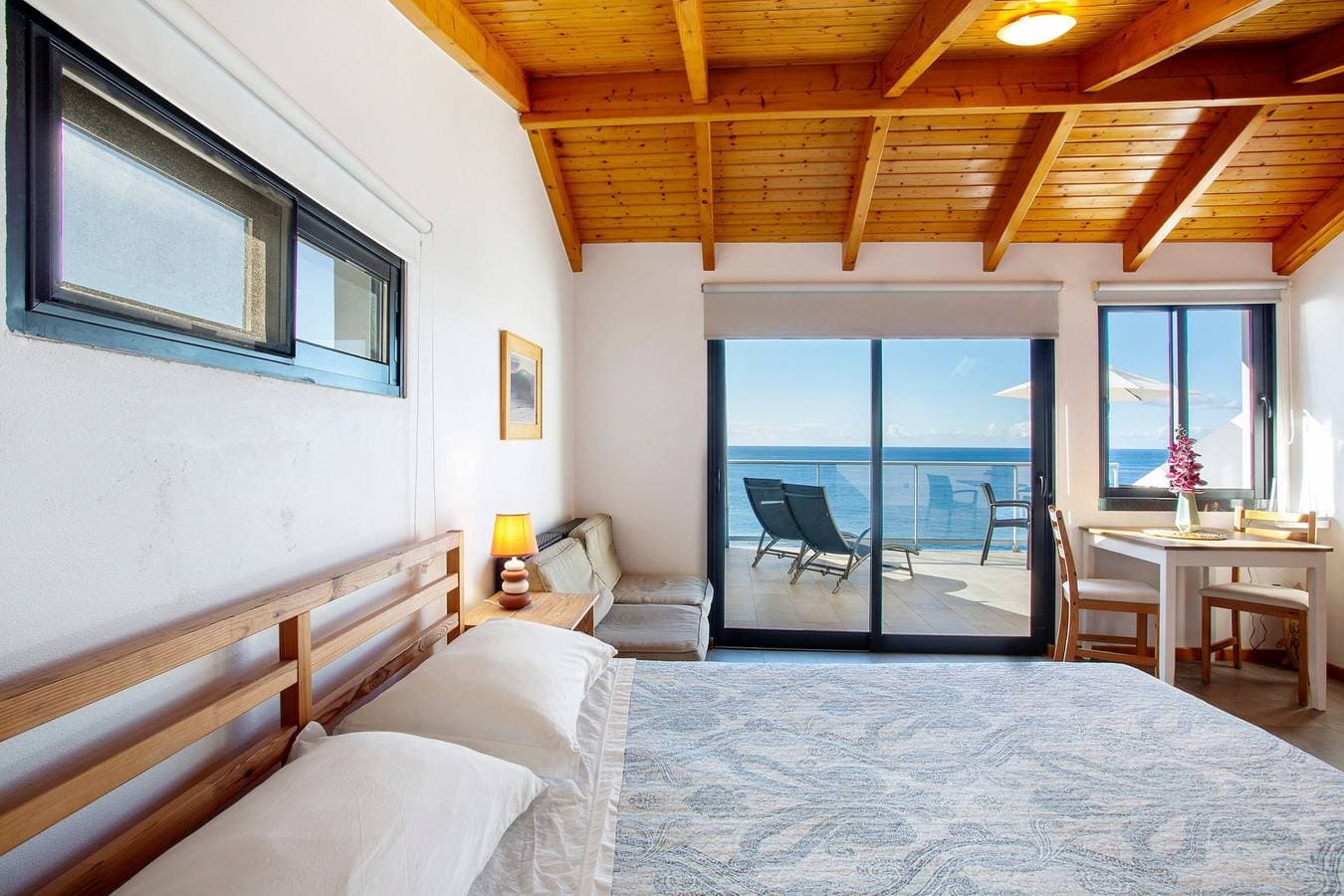 Foto 12 von 25: Ferienwohnung 'The Wave House - Oceanfront' mit Meerblick, Wi-Fi und Klimaanlage
