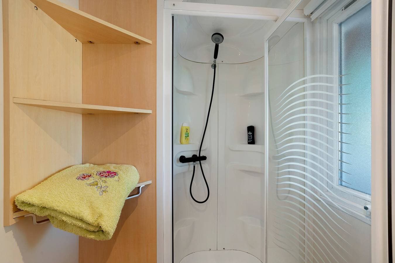 Foto 11 von 24: Mobilheim „Des Autruches“ mit privater Terrasse, WLAN und Klimaanlage
