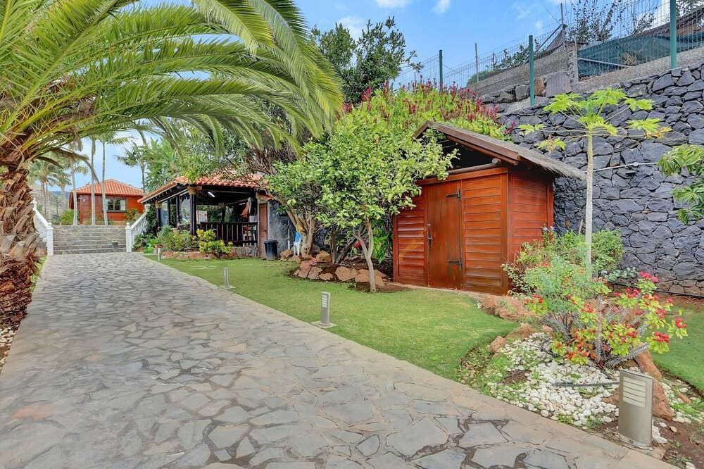 Foto 10 von 26: Wooden House with Private Pool Lush Garden
