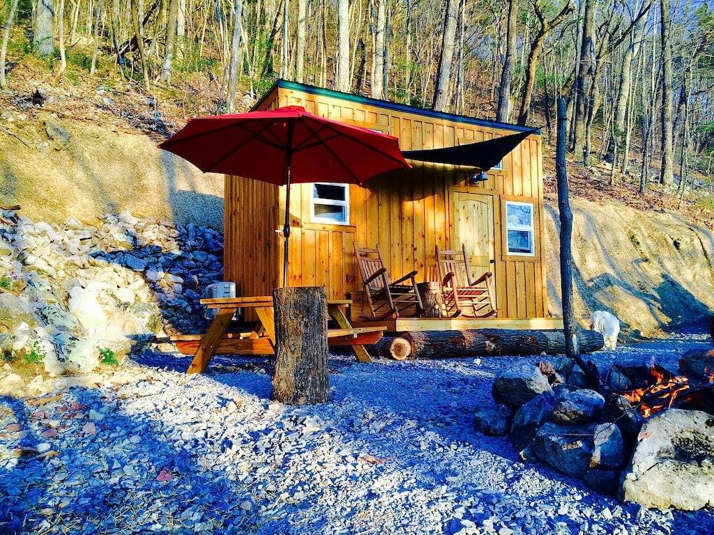 Foto 9 von 28: Shiner Shack Cabin. Ein rustikales Erlebnis in großartiger Lage mit privatem HotTub!