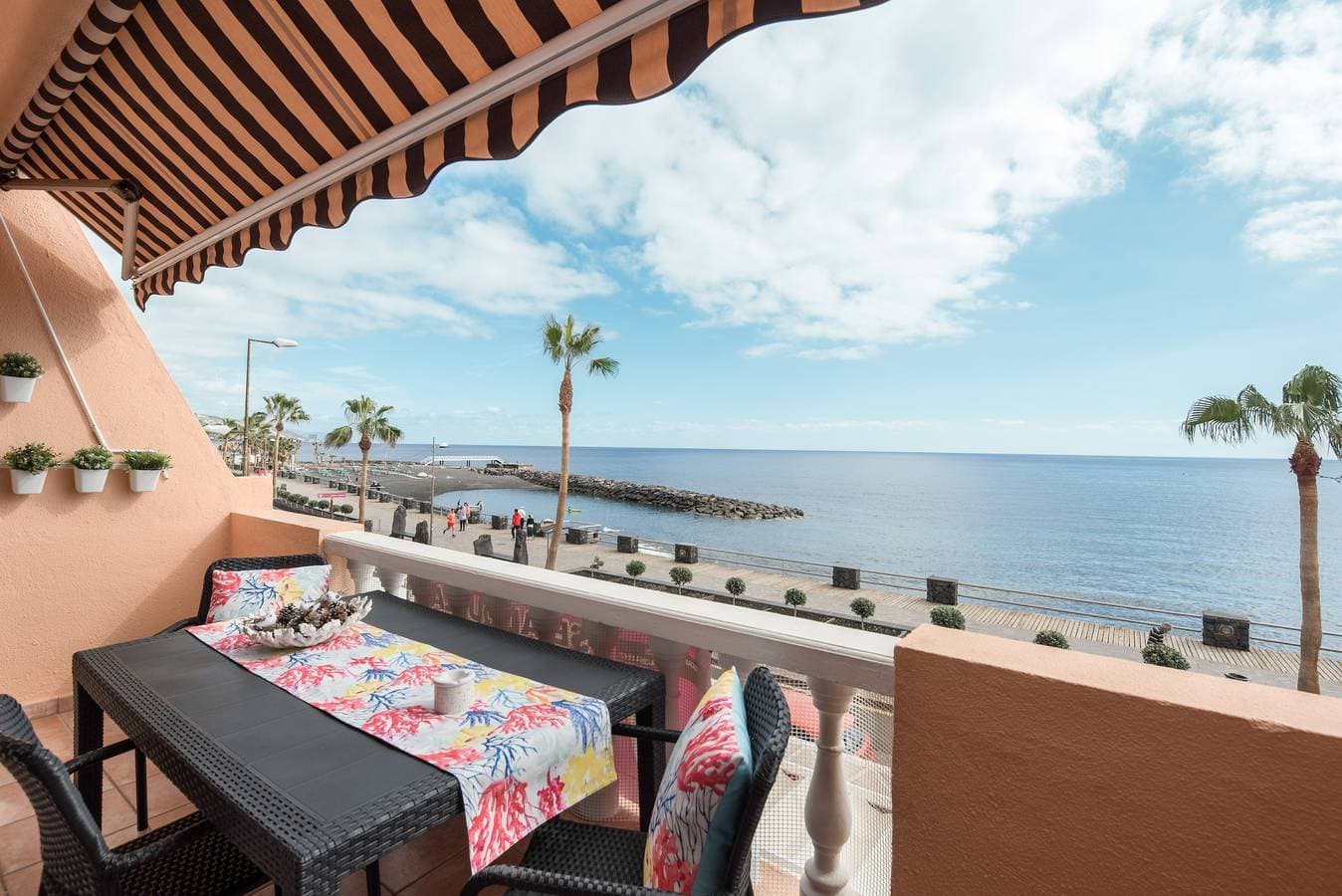 Foto 3 von 25: Charmante Ferienwohnung "Junto al Mar" mit Meerblick, Pool, WLAN & Terrasse