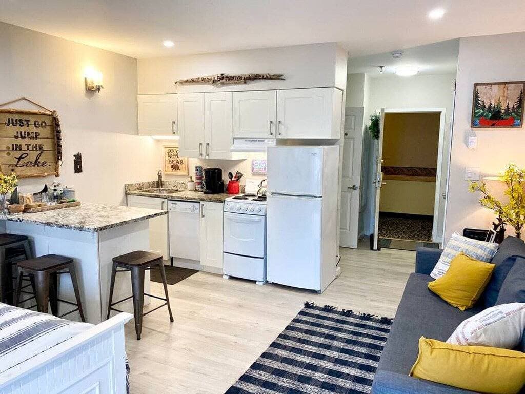 Foto 6 von 50: Remodeled Studio | Private Balcony | Granite Kitchen | Indoor Pool & Hot Tub