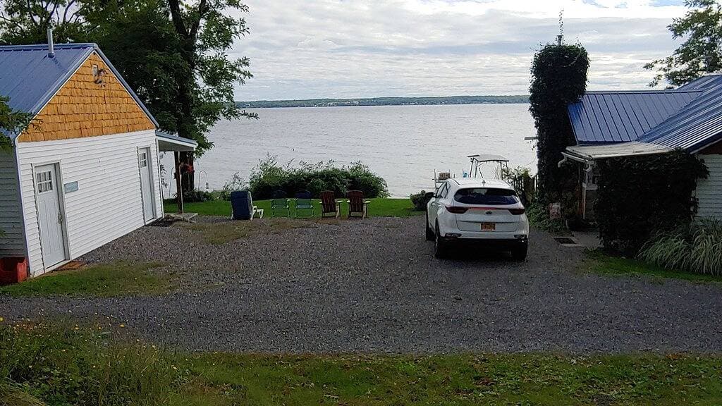 Foto 12 von 23: Cozy All Season Tiny house Bungalow right on the Lake  wine and brewery trail.