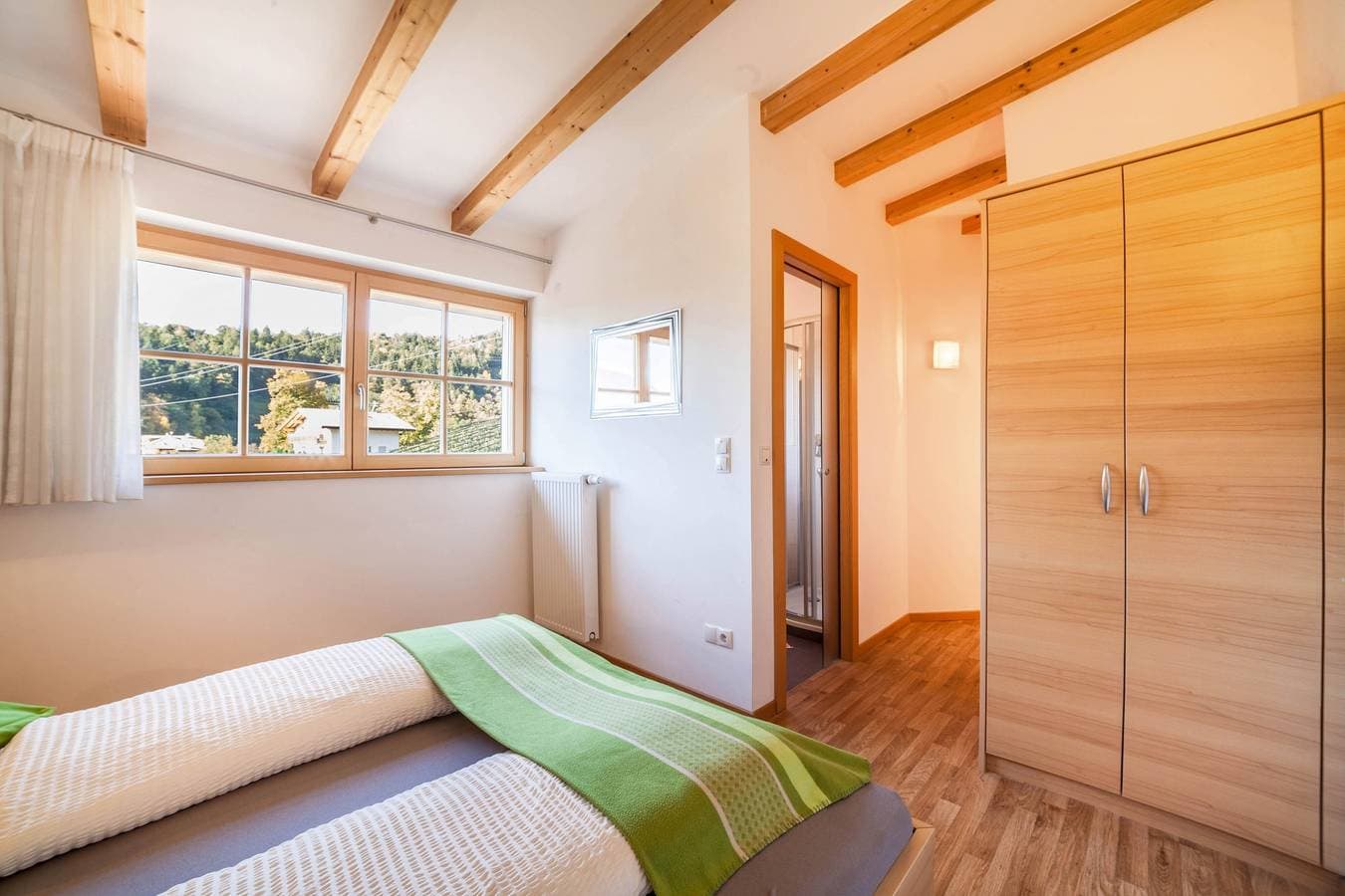 Foto 11 von 26: Ferienwohnung "Feldhof Apfeloase" mit Salzwasser Pool, Panoramaliegewiese und Balkon