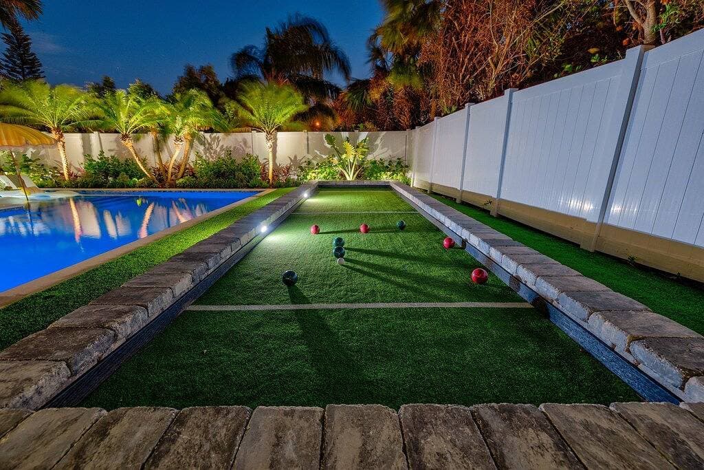 Foto 6 von 43: Retro Retreat | Heated Pool + 5 Blocks to Beach