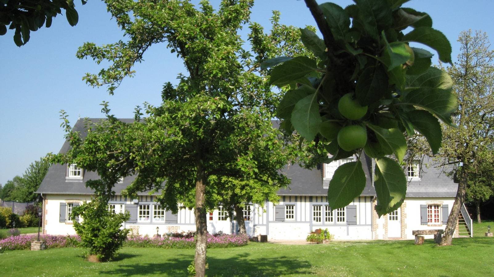 Foto 9 von 16: Gästezimmer „Les Arums“ mit gemeinsamer Terrasse, Garten und WLAN