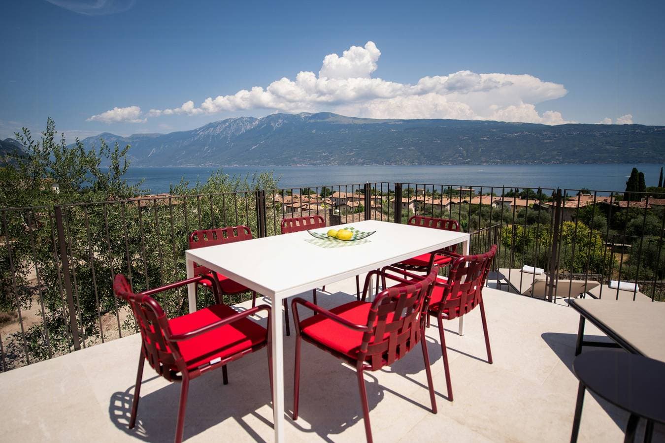 Foto 2 von 46: Turm mit Pool und Terrassen mit Seeblick in Gargnano