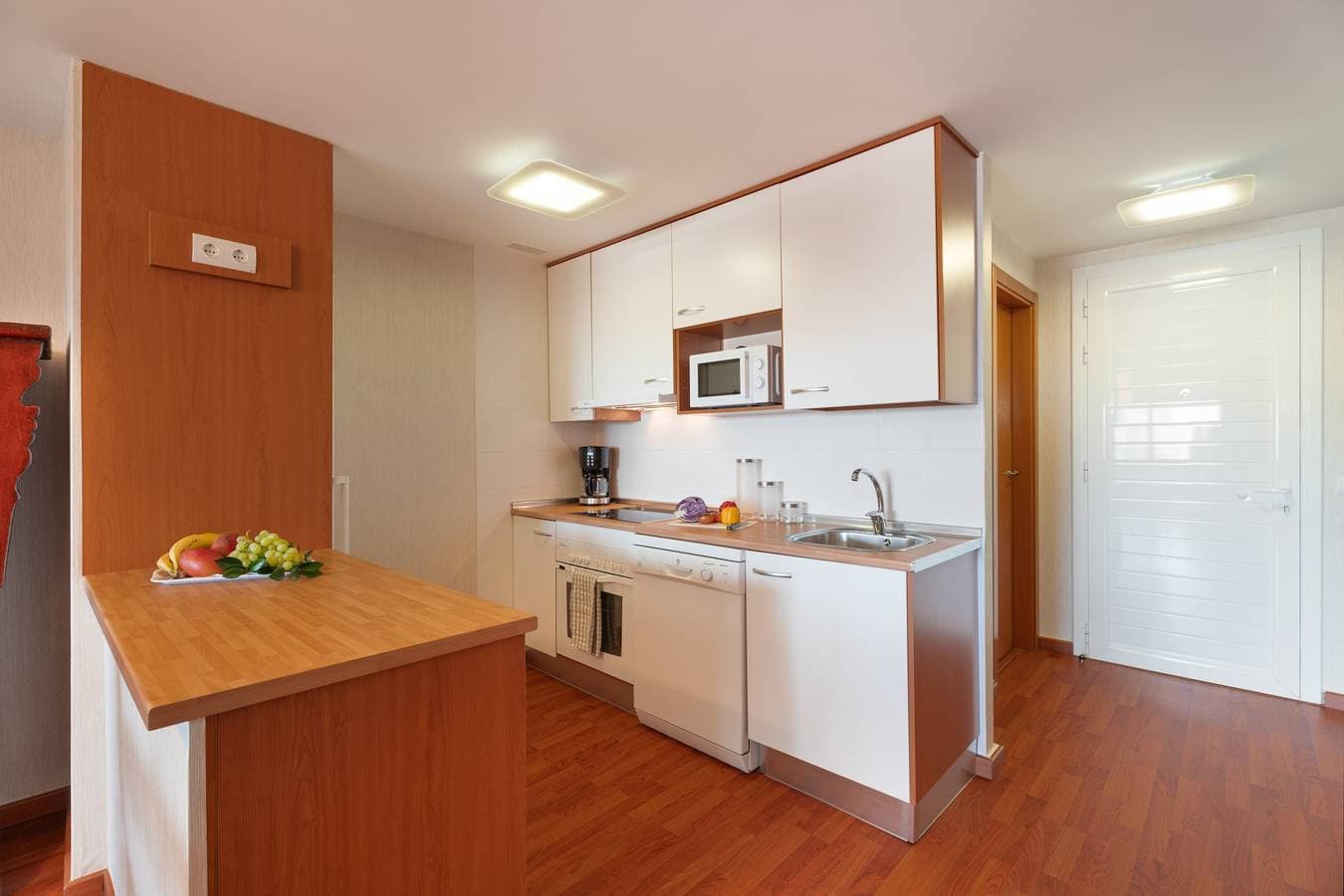 Foto 11 von 29: Ferienwohnung "Vista Paraiso" mit Meerblick, Gemeinschaftspool und WLAN