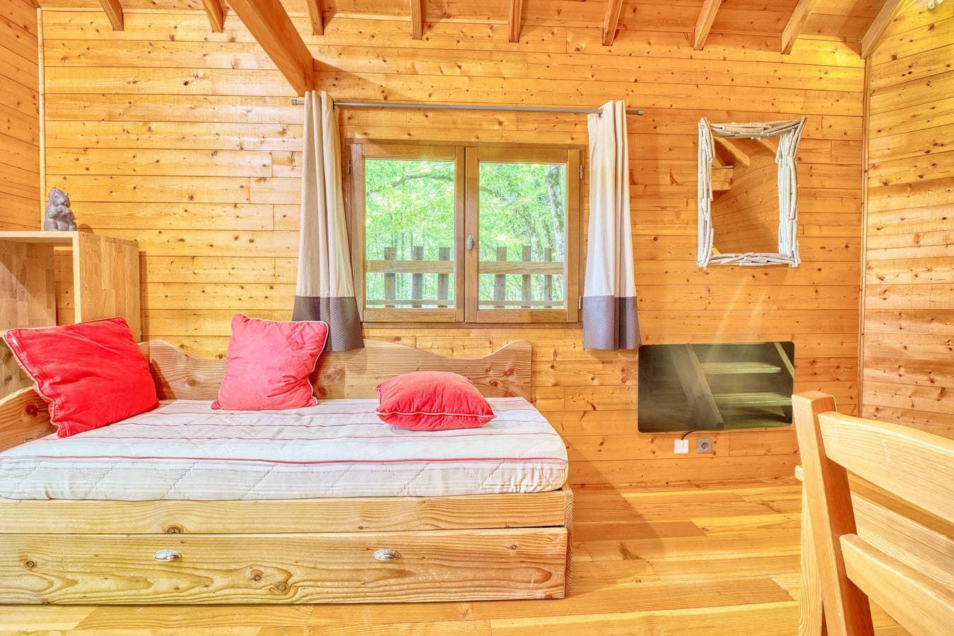Foto 6 von 27: Cabane Amicie in den Bäumen – Natur-Retreat mit gemeinsamem beheiztem Innenpool