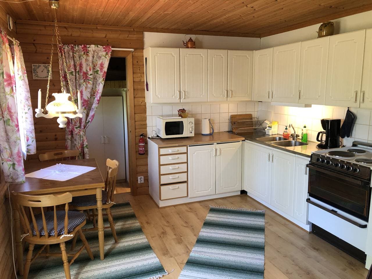 Foto 4 von 18: Schönes Ferienhaus am See mit Boot