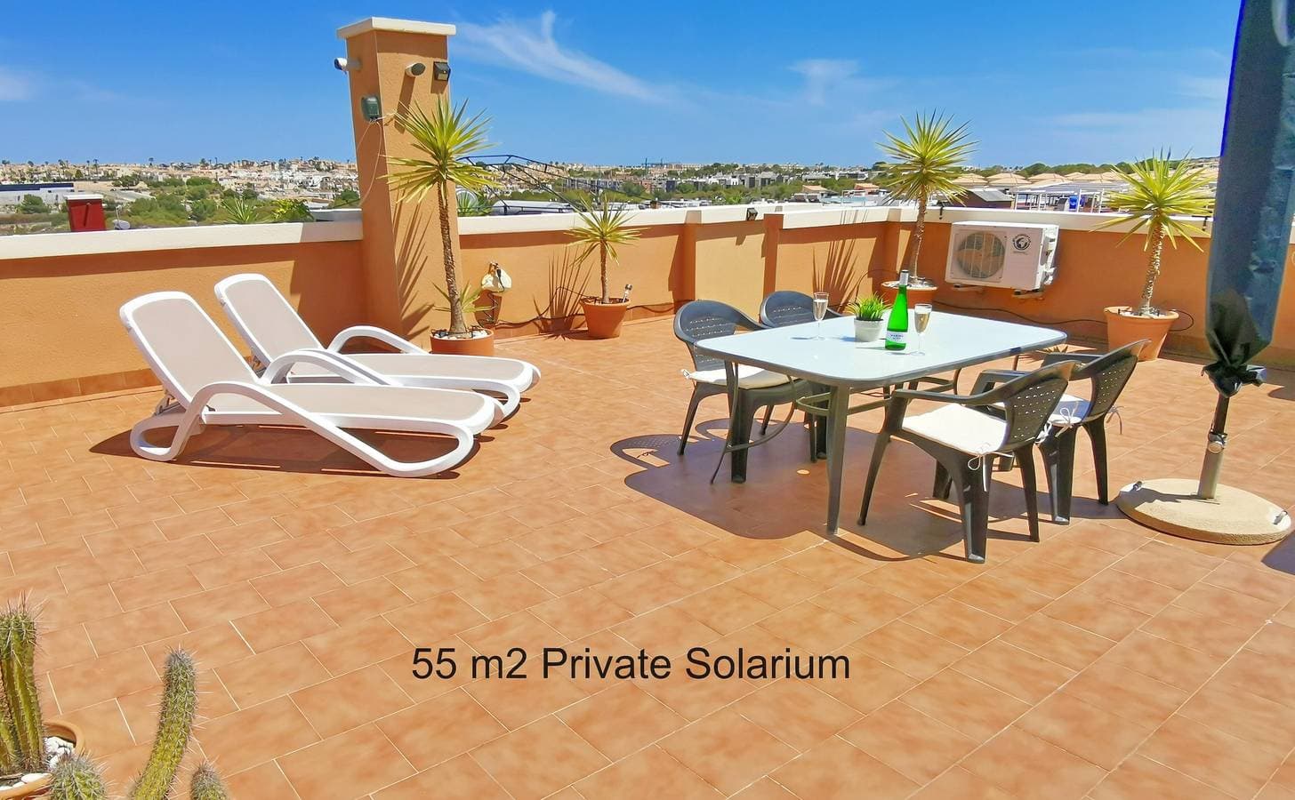 Foto 2 von 32: Ferienwohnung mit großer Dachterrasse, Pool, Garten, Grill, Klimaanlage und WLAN