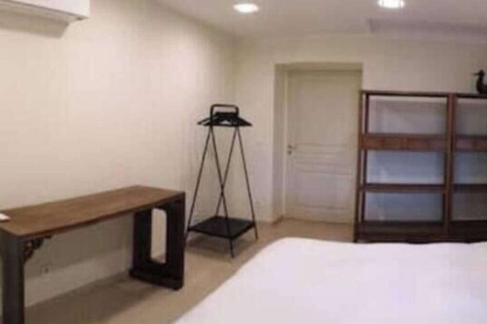 Foto 4 von 18: Large apartment in villa with garden and pool