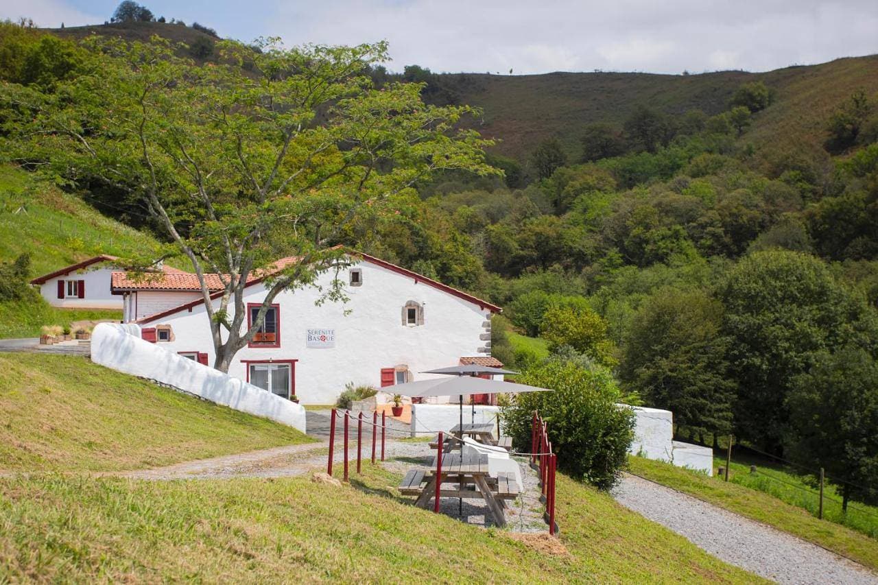 SERENITE BASQUE - Gîtes & Spa Privatif - Vue sur montagne 1