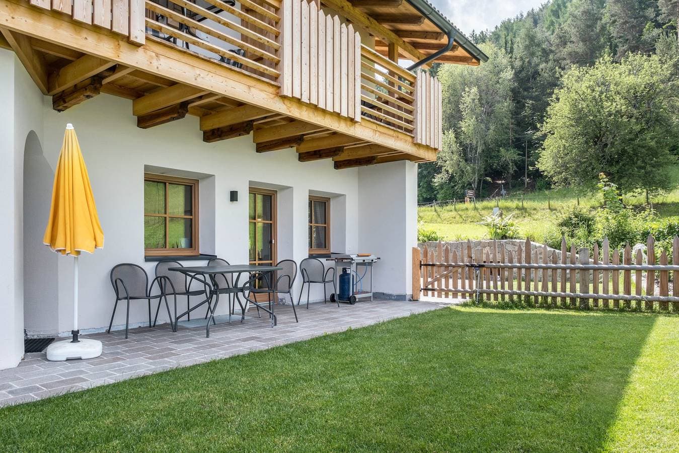 Foto 4 von 41: Ferienwohnung "Schlosshof Rotkäppchen" mit Bergblick, Privatem Garten und WLAN