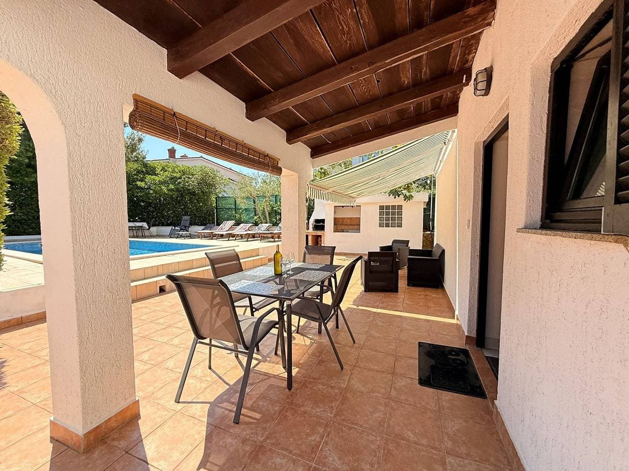 Foto 7 von 33: Apartment Zeljko - mit Pool, 200 m vom Meer, ein Schlafzimmer, überdachte Terrasse, privater Parkplatz, Grill, Außendusche, Sonnenliegen