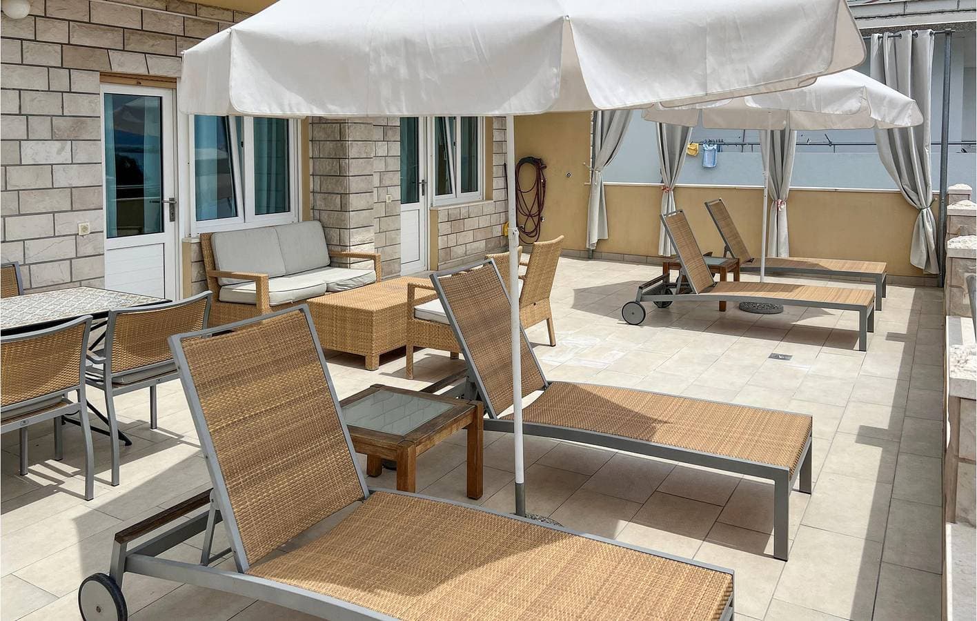 Foto 11 von 26: Gemütliche 300 m zum Strand: Klimatisierte Wohnung mit Terrasse und Parkplatz