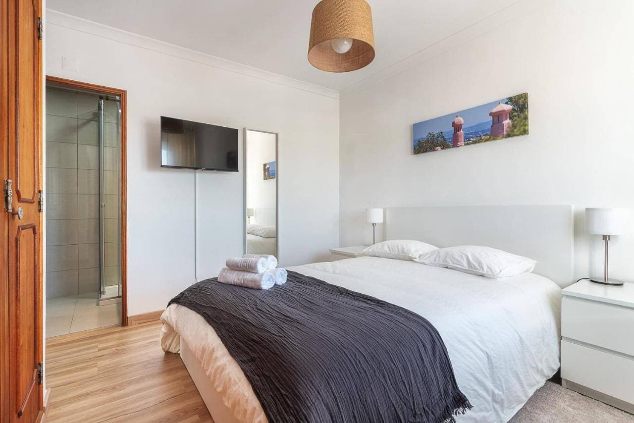 HostWise - Spacious & Sunny Flat - Loulé 1