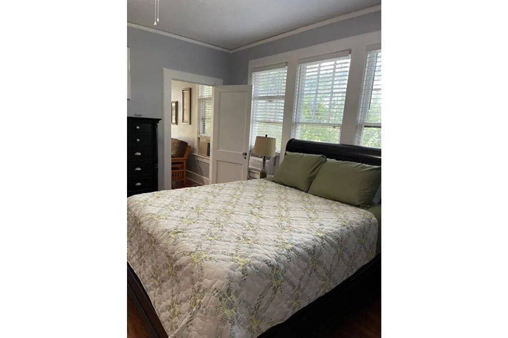 Foto 13 von 14: Roomy Murray Hill Couples Retreat