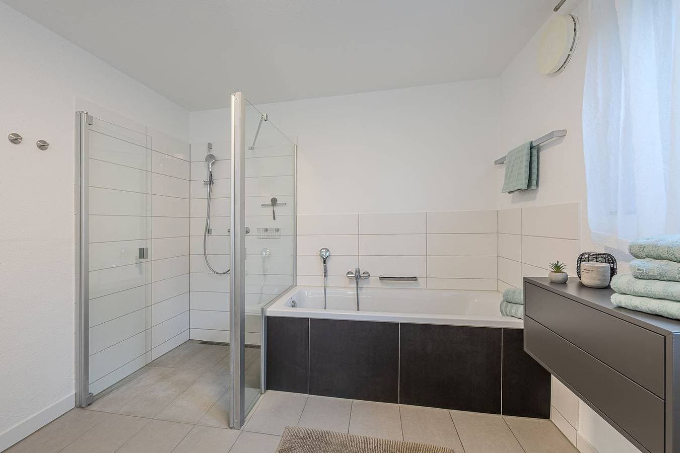Foto 8 von 18: Seenahe große + sehr moderne Ferienwohnung Konny mit  überdachter Terrasse