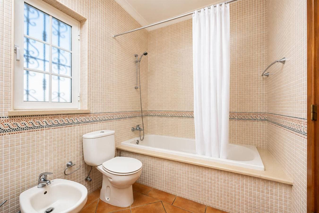 Foto 12 von 26: Villa für 6 Personen mit Balkon