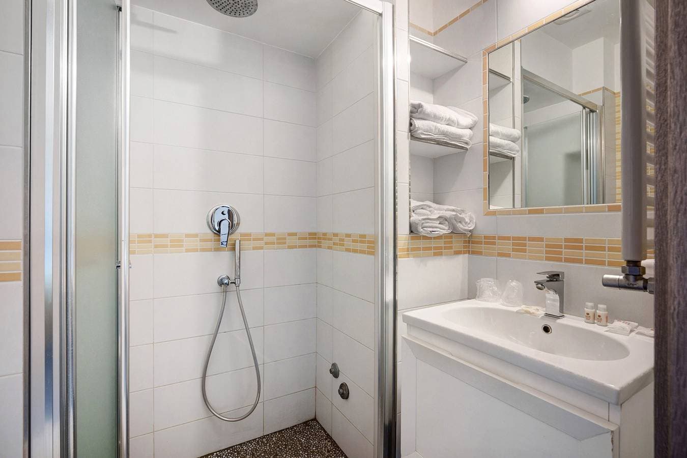 Foto 8 von 13: Zimmer 'Camera Libeccio Vista Mare' mit Meerblick, WLAN und Klimaanlage