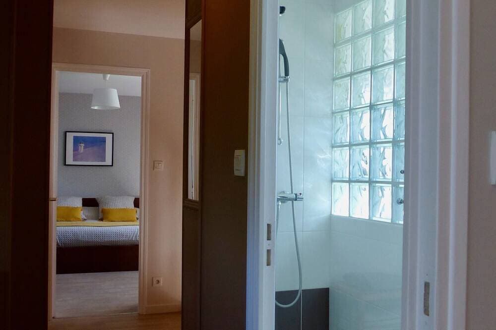 Foto 11 von 30: Pistache-Gîte-Ensuite mit Dusche-Gartenblick