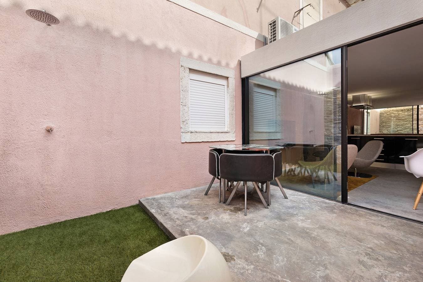 Foto 4 von 24: Ferienwohnung 'LxFactory Terrace Lisbon Loft' mit Terrasse und WLAN