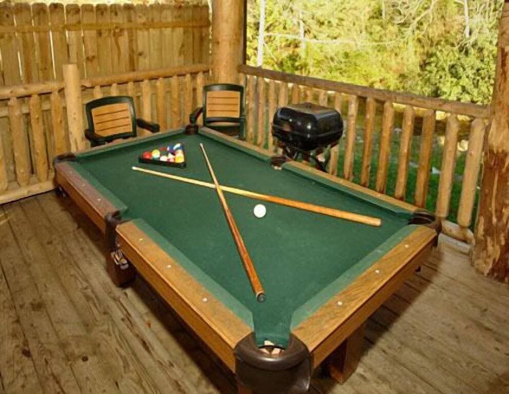 Foto 3 von 16: Cozy Creek: Cozy Cabin with Large Deck Overlooking Mountain Stream