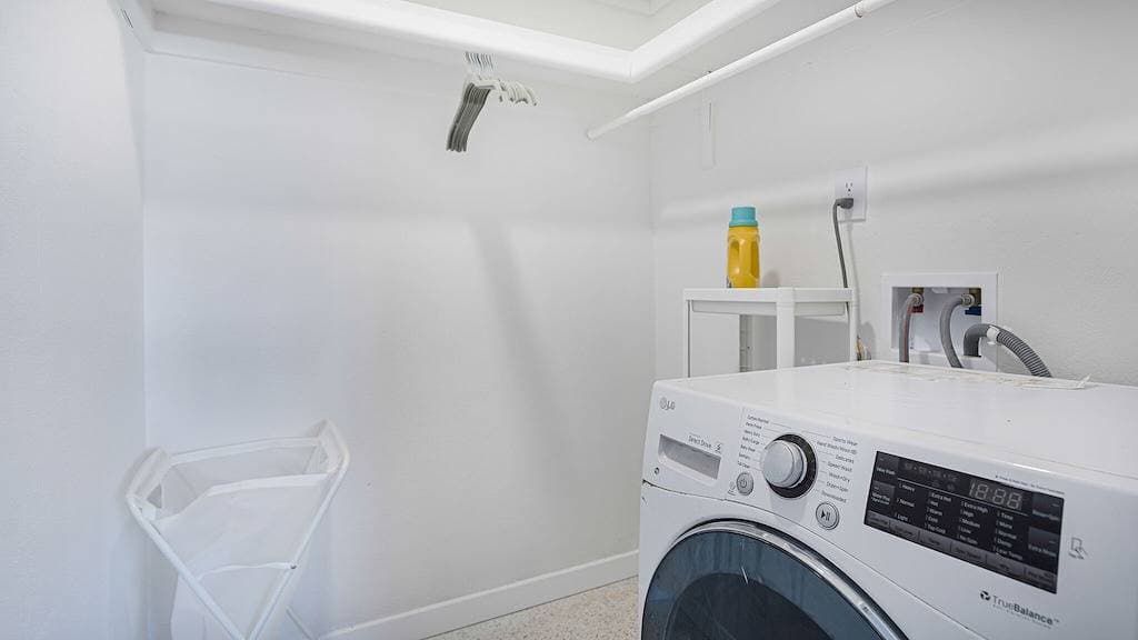 Foto 3 von 7: Chic Cape Coral Studio – Near Yacht Club, Kitchen + Laundry
