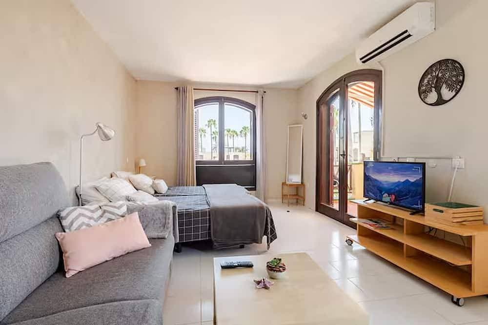 Foto 9 von 23: Geräumiges, helles Studio mit Terrasse und Blick auf den Pool