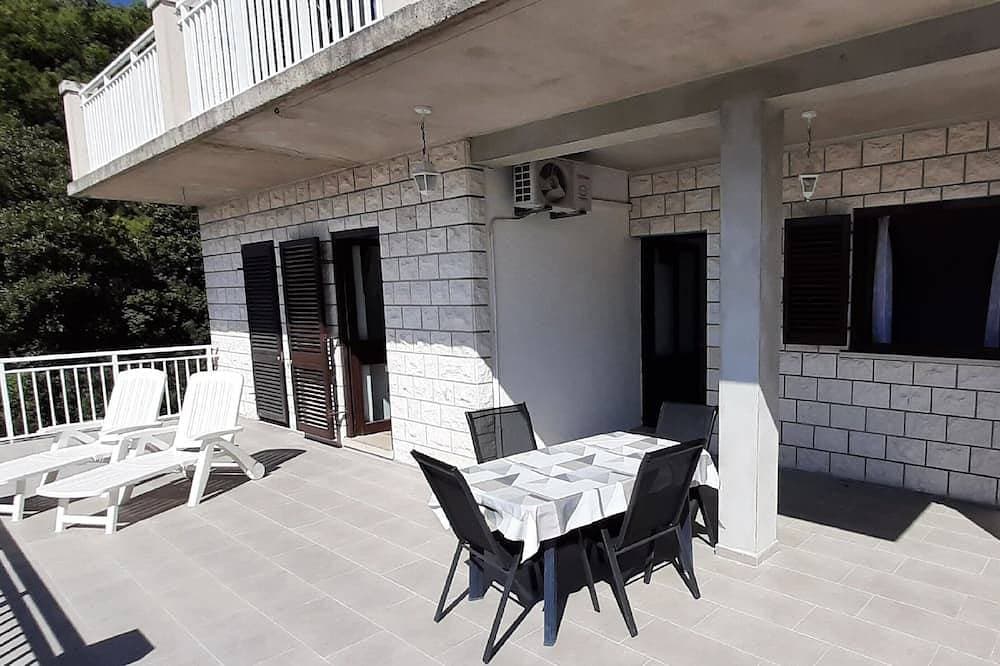 Foto 11 von 22: Apartment Classic Korčula - Apartment mit 2 Schlafzimmern, Terrasse und Meerblick