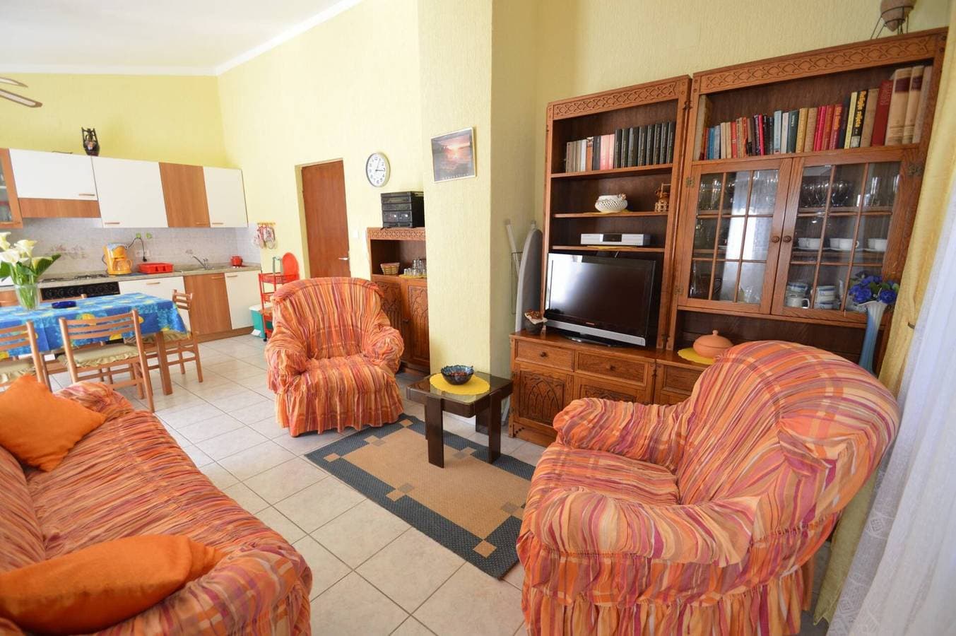 Foto 5 von 16: Apartment Franka 1, Wohnfläche 84 m2. Es verfügt über zwei Schlafzimmer, ein Badezimmer mit Badewanne, ein Wohnzimmer, ein Esszimmer und eine Küche. Das Apartment verfügt über eine große Terrasse und einen privaten Parkplatz.