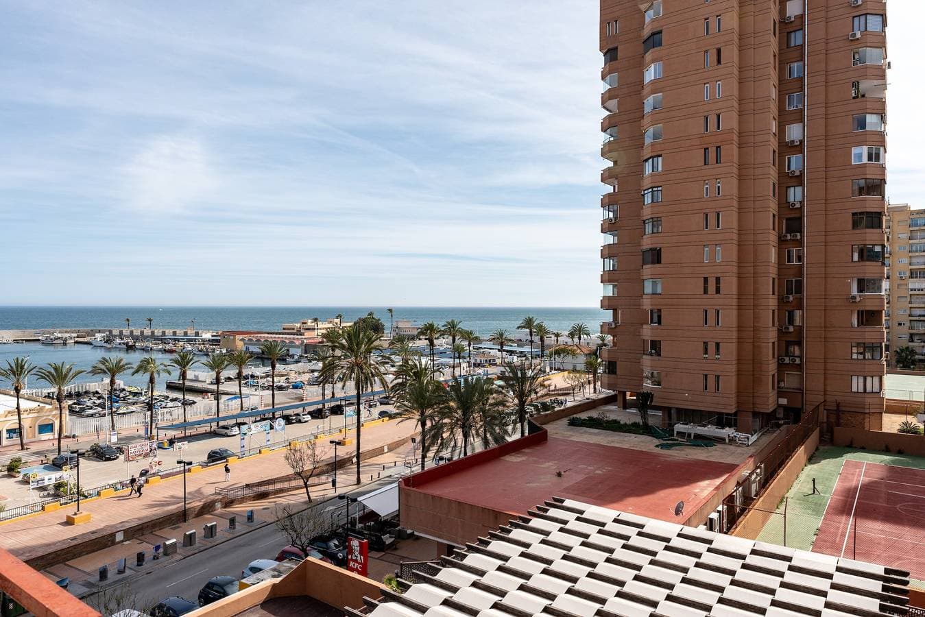 Sunny studio apartment, marina view 1