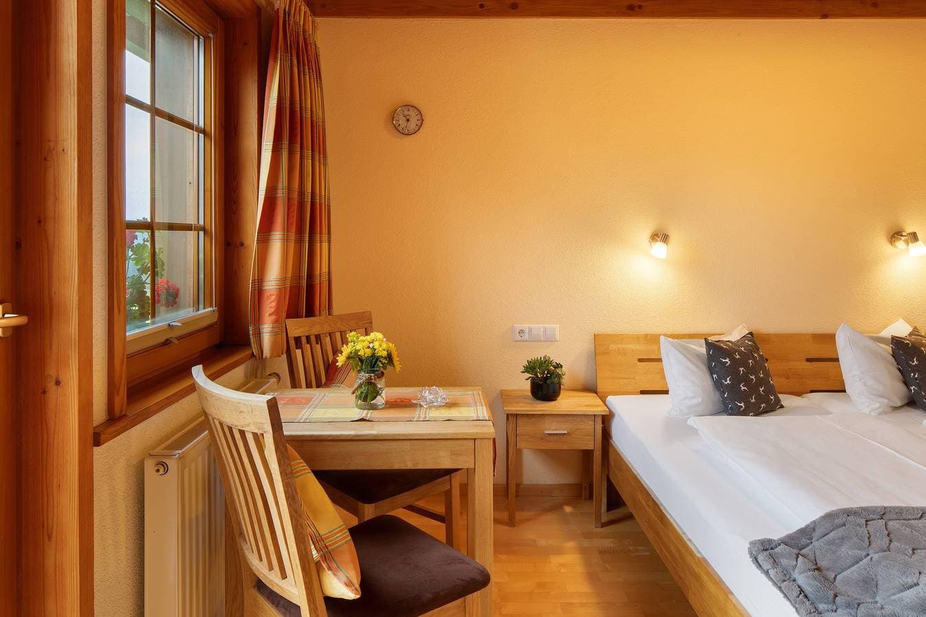 Foto 11 von 22: Gästezimmer Hirschsprung mit Bergblick, privater Terrasse und WLAN